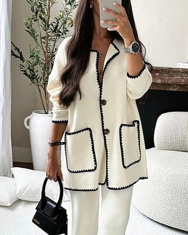 Conjunto de dos piezas compuesto por una chamarra decorada con líneas y un pantalón informal