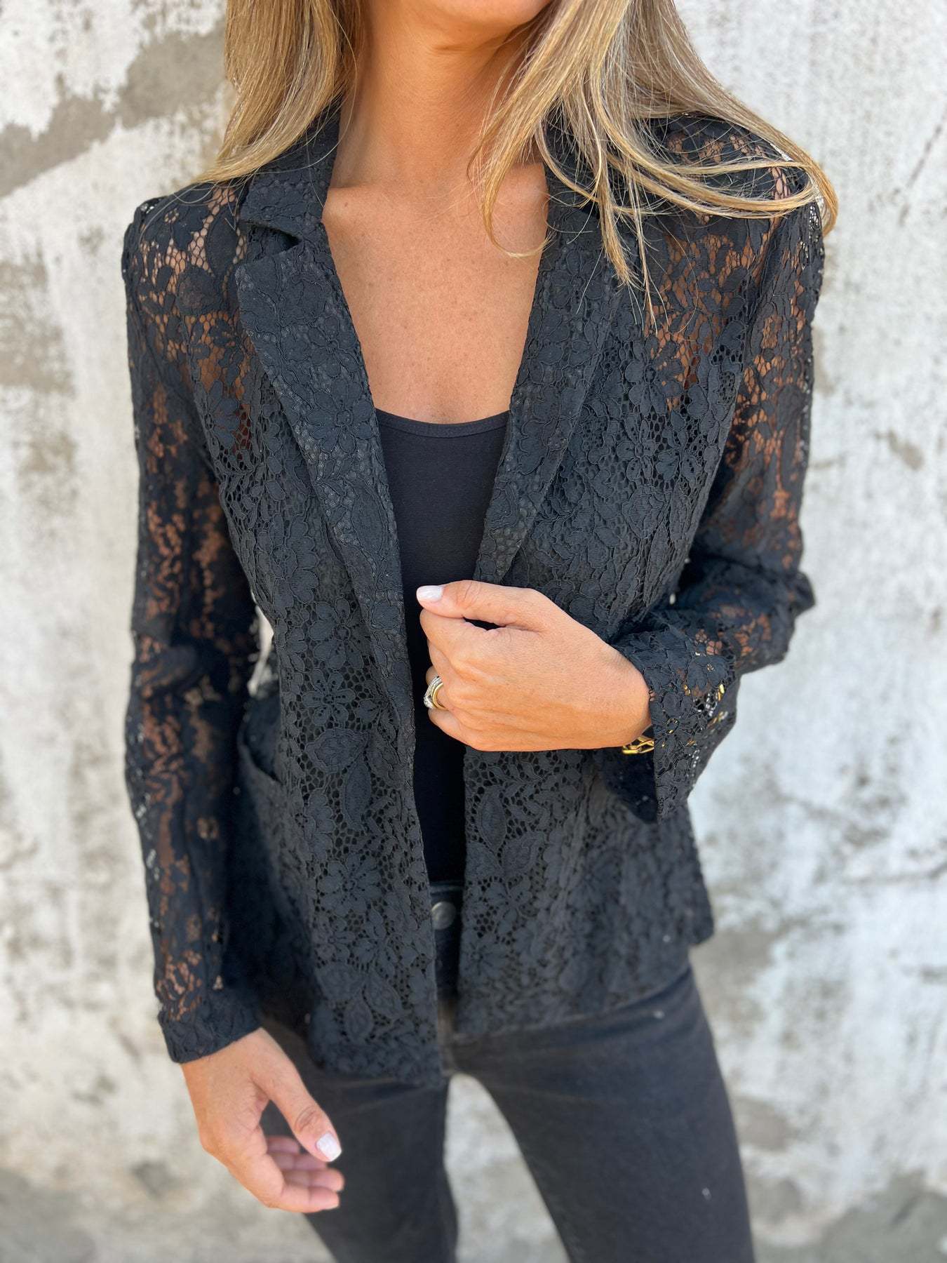 Lena | Blazer de encaje transparente con estructura elegante