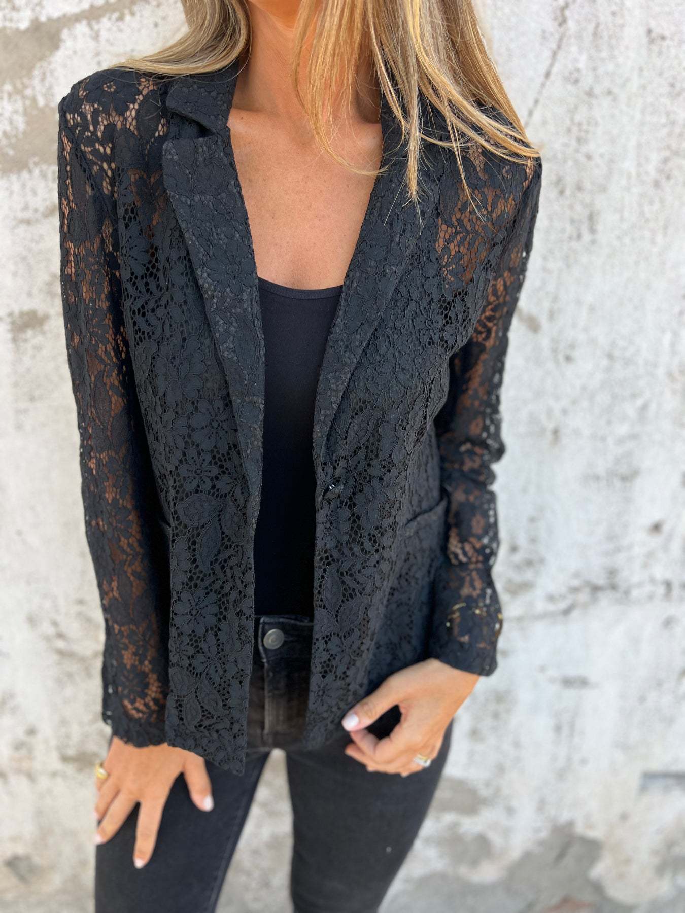 Lena | Blazer de encaje transparente con estructura elegante
