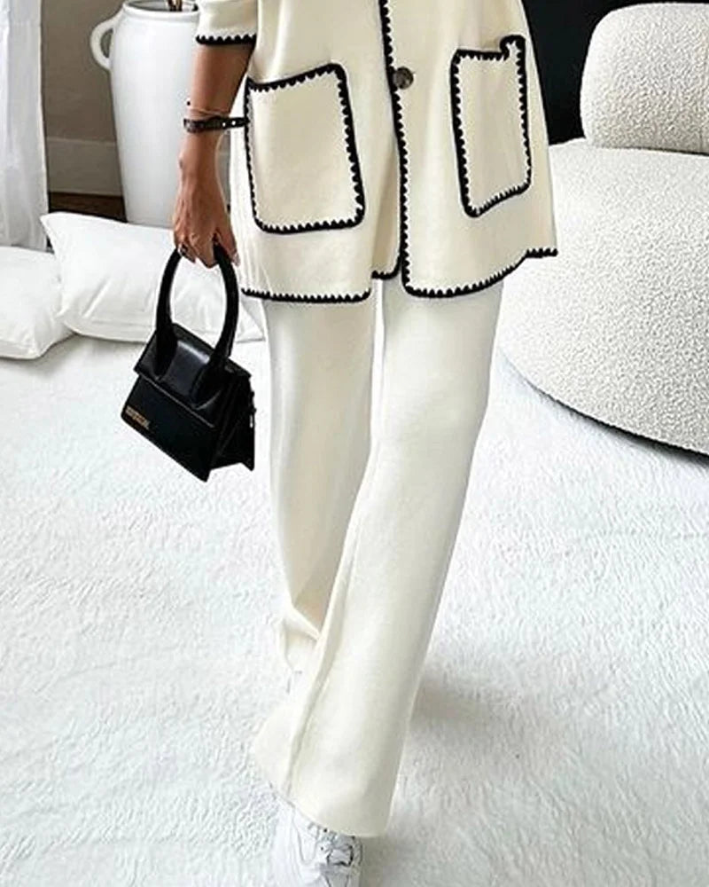 Conjunto de dos piezas compuesto por una chamarra decorada con líneas y un pantalón informal